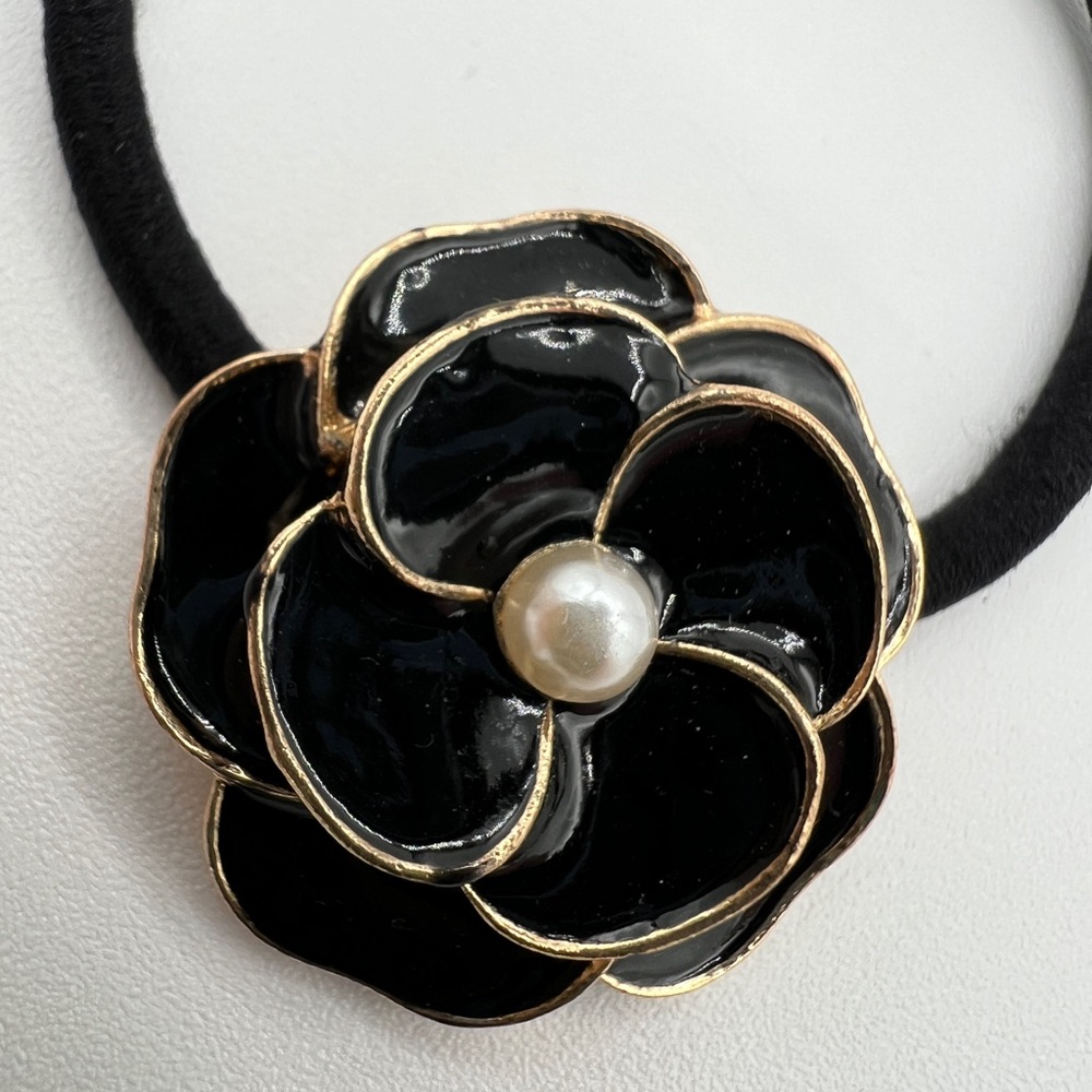 Glossy Flower Pearl Center Hair Tie Black New